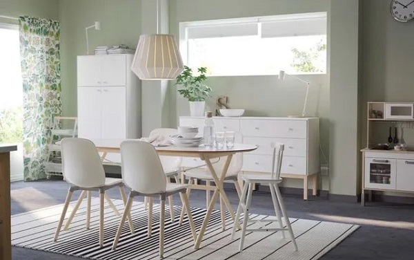 Salle à manger de couleur blanche au rideaux de style zen