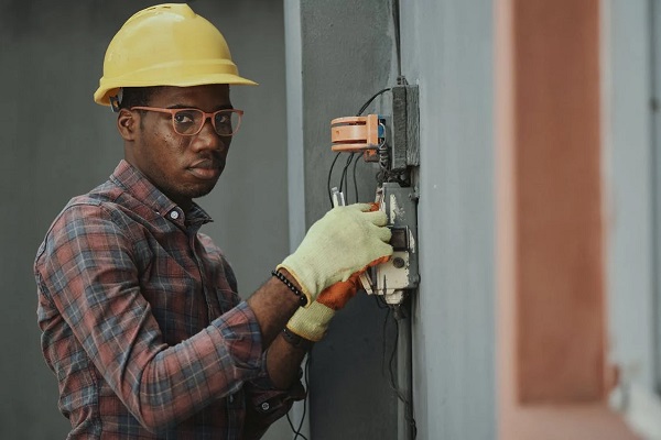 Agent travaillant sur une maintenance électrique