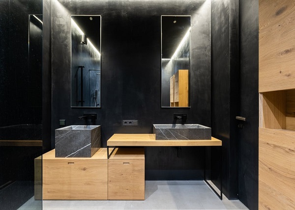 Salle de bain de couleur sombre avec lavabos design et miroir en long